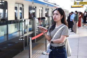 Người trẻ di chuyển ‘ba tiết kiệm’ với Metro và xe công nghệ