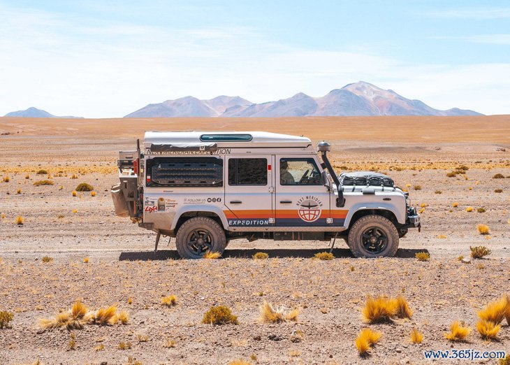 Sống trong Land Rover Defender: Không giường không nhà tắm nhưng... tiết kiệm tiền thuê nhà - Ảnh 2.