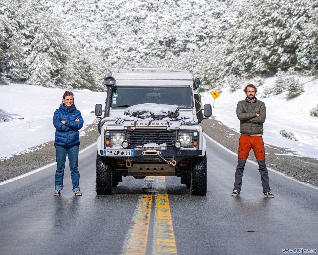 Sống trong Land Rover Defender: Không giường, không nhà tắm nhưng... tiết kiệm tiền thuê nhà - Ảnh 1.