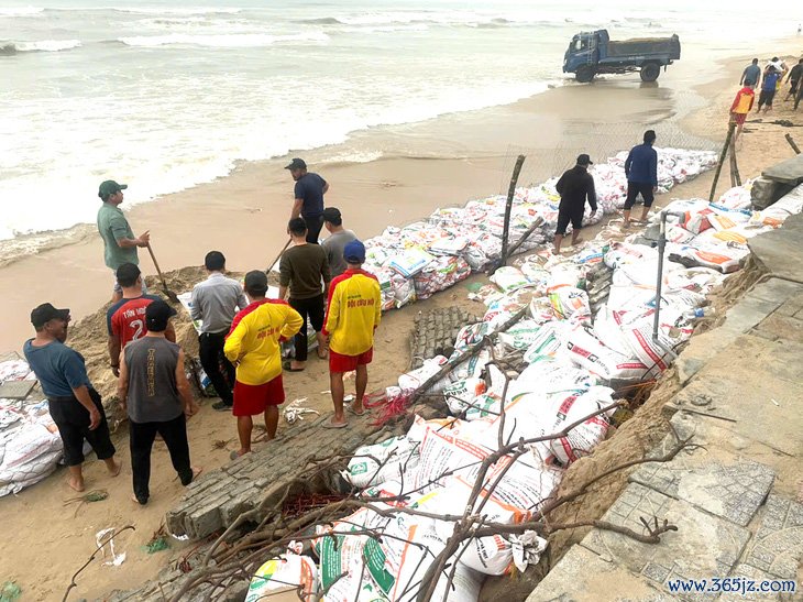 Đắp bao cát ngăn sóng 'táp' vào bãi tắm đẹp nhất hành tinh ở Đà Nẵng - Ảnh 1.