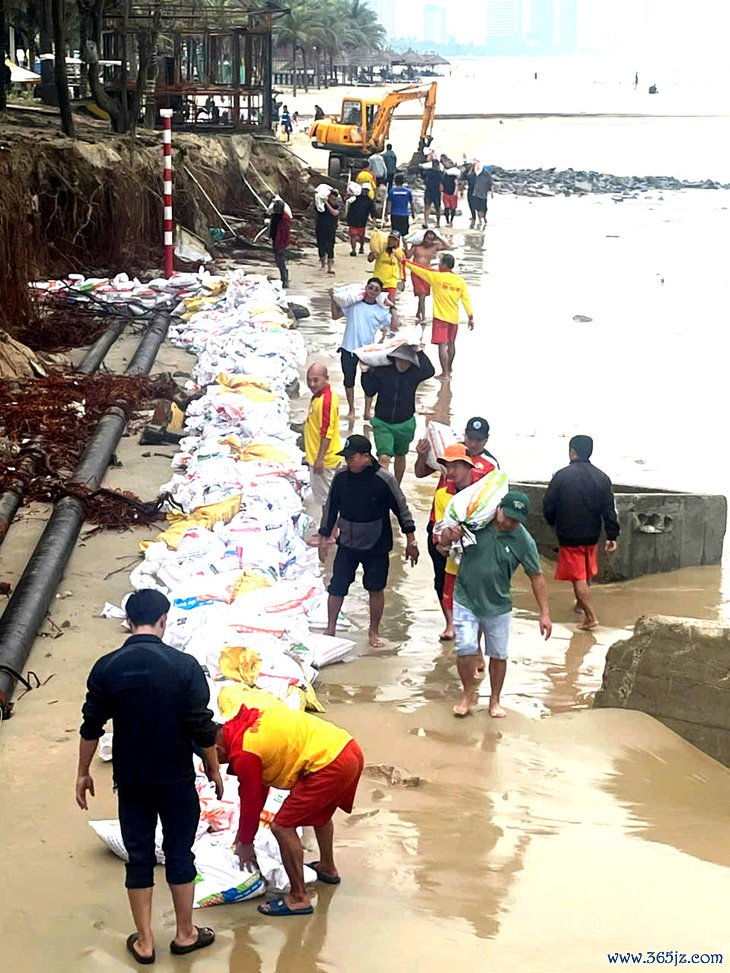 Đắp bao cát ngăn sóng 'táp' vào bãi tắm đẹp nhất hành tinh ở Đà Nẵng - Ảnh 2.