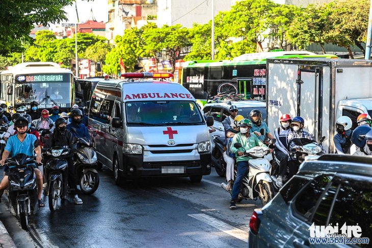 Bộ Công an giải đáp về trường hợp 'không chấp hành đèn tín hiệu để nhường đường cho xe ưu tiên' - Ảnh 1.